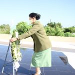 Ny. Helly Sulaiman Agusto Memberikan Bunga Kepada Makam Pahlawan, Kamis (14/04/2022), (Foto: V24/Dedi)