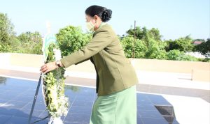 Ny. Helly Sulaiman Agusto Memberikan Bunga Kepada Makam Pahlawan, Kamis (14/04/2022), (Foto: V24/Dedi) Ny. Helly Sulaiman Agusto Memberikan Bunga Kepada Makam Pahlawan, Kamis (14/04/2022), (Foto: V24/Dedi)