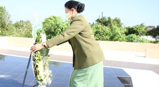 Ny. Helly Sulaiman Agusto Memberikan Bunga Kepada Makam Pahlawan, Kamis (14/04/2022), (Foto: V24/Dedi)