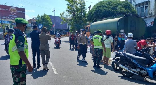 Personel Gabungan Menggelar Razia Besar-besaran, Selasa (12/04/2022), (Foto: V24/Madli)