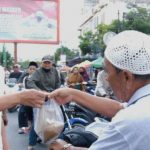 Berbagi Takjil Bersama Warga Sebenarnya Kegiatan yang Menyenangkan, Rabu (13/04/2022), (Foto: V24/AL)