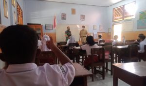 Babinsa Mengajarkan Wawasan Kebangsaan di Sekolah Dasar, Rabu (13/04/2022), (Foto: V24/Amir)