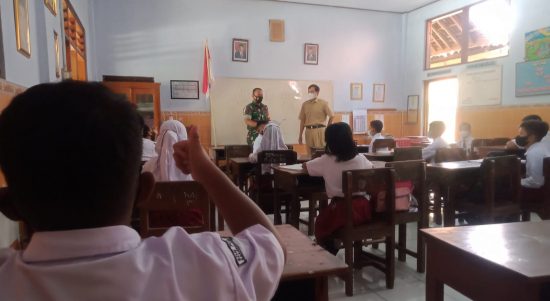 Babinsa Mengajarkan Wawasan Kebangsaan di Sekolah Dasar, Rabu (13/04/2022), (Foto: V24/Amir)