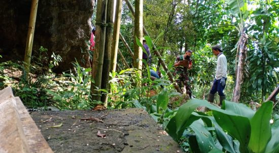 Sertu Wahyono Ikut Melaksanakan Kerja Bakti Bersama Warga Binaan, Jumat (15/04/2022), (Foto: V24/Rudi)
