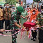 Pita Peresmian Kampung Pancasila Dipotong Menggunakan Gunting, Kamis (14/04/2022), (Foto: V24/AL)