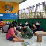 Anggota Satgas Selalu Bekerjasama dengan Nakes Puskesmas Dalam Kegiatan Kesehatan,, Jumat (15/04/2022), (Foto: V24/AL)