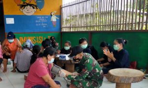 Anggota Satgas Selalu Bekerjasama dengan Nakes Puskesmas Dalam Kegiatan Kesehatan,, Jumat (15/04/2022), (Foto: V24/AL)