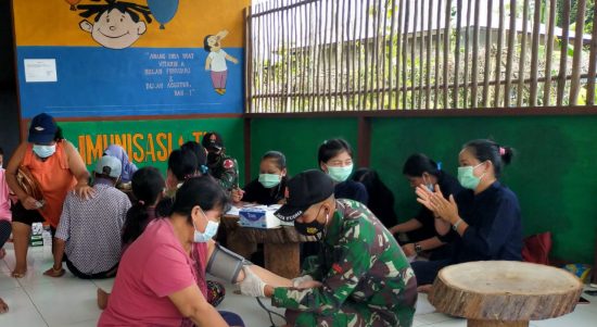 Anggota Satgas Selalu Bekerjasama dengan Nakes Puskesmas Dalam Kegiatan Kesehatan,, Jumat (15/04/2022), (Foto: V24/AL)