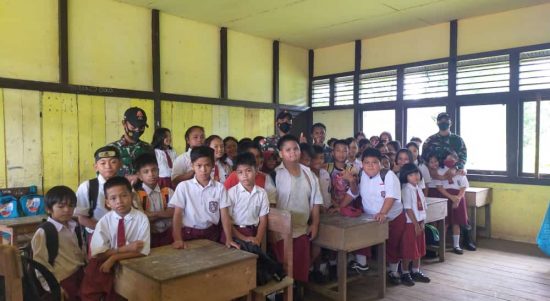 Kehadiran Bapak Satgas Di Sekolah Kami Sangat Terbantukan, Kamis (14/04/2022), (Foto: V24/AL)