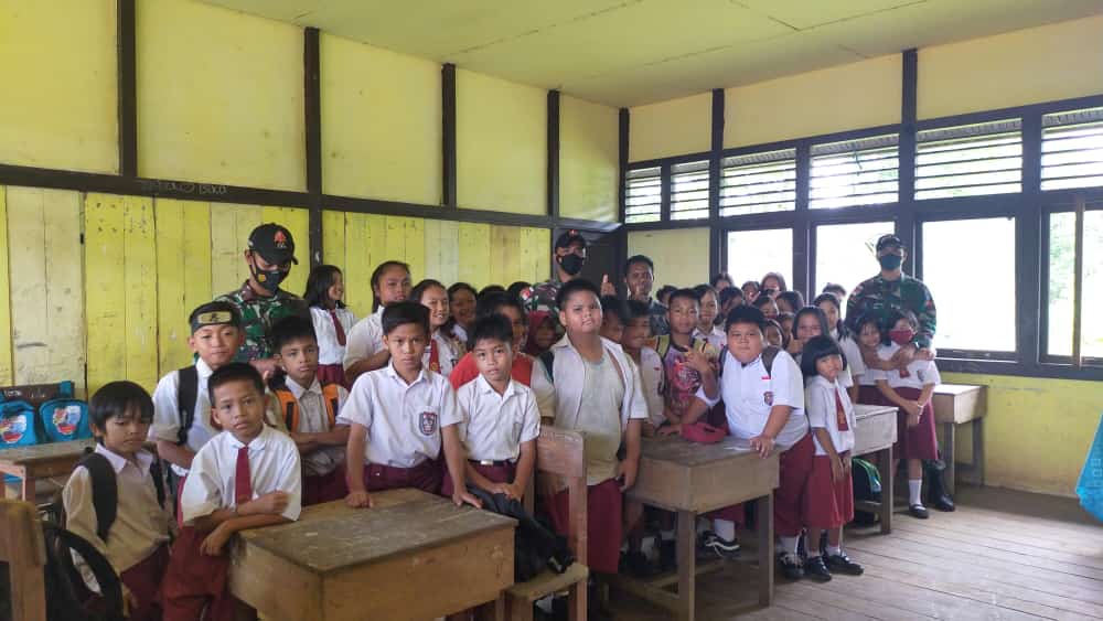 Kehadiran Bapak Satgas Di Sekolah Kami Sangat Terbantukan, Kamis (14/04/2022), (Foto: V24/AL)