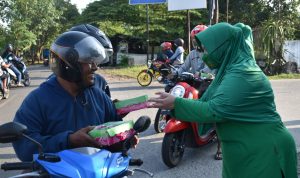 Persit KCK Membagikan Makanan Gratis Kepada Pengendara, Jumat (15/04/2022), (Foto: V24/Amir)