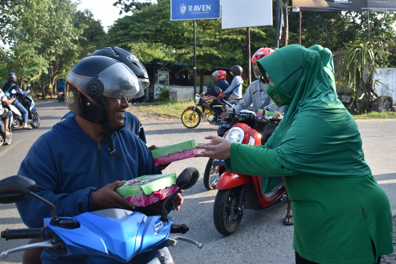 Persit KCK Membagikan Makanan Gratis Kepada Pengendara, Jumat (15/04/2022), (Foto: V24/Amir)