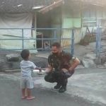 Berbagi Takjil Kepada Anak Kecil Memang Membuat Hati Lapang, Jumat (15/04/2022), (Foto: V24/AL)