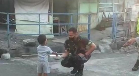 Berbagi Takjil Kepada Anak Kecil Memang Membuat Hati Lapang, Jumat (15/04/2022), (Foto: V24/AL)