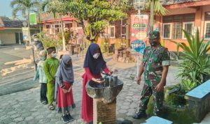 Babinsa Mengajarkan Para Murid Untuk Taat Prokes, Kamis (16/04/2022), (Foto: V24/Madli)