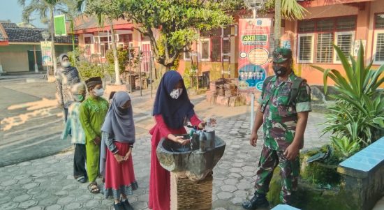 Babinsa Mengajarkan Para Murid Untuk Taat Prokes, Kamis (16/04/2022), (Foto: V24/Madli)