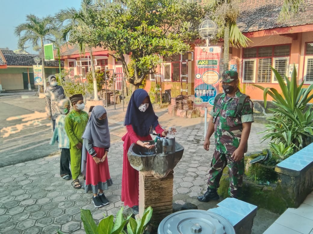 Babinsa Mengajarkan Para Murid Untuk Taat Prokes, Kamis (16/04/2022), (Foto: V24/Madli)