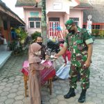 Babinsa Memantau Kegiatan PTM di SDN 3, Sabtu (16/04/2022), (Foto: V24/Madli)