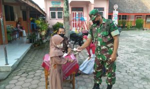 Babinsa Memantau Kegiatan PTM di SDN 3, Sabtu (16/04/2022), (Foto: V24/Madli)