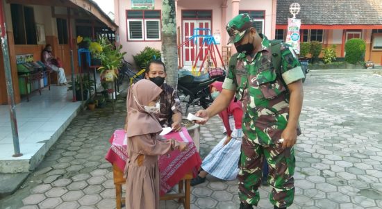Babinsa Memantau Kegiatan PTM di SDN 3, Sabtu (16/04/2022), (Foto: V24/Madli)