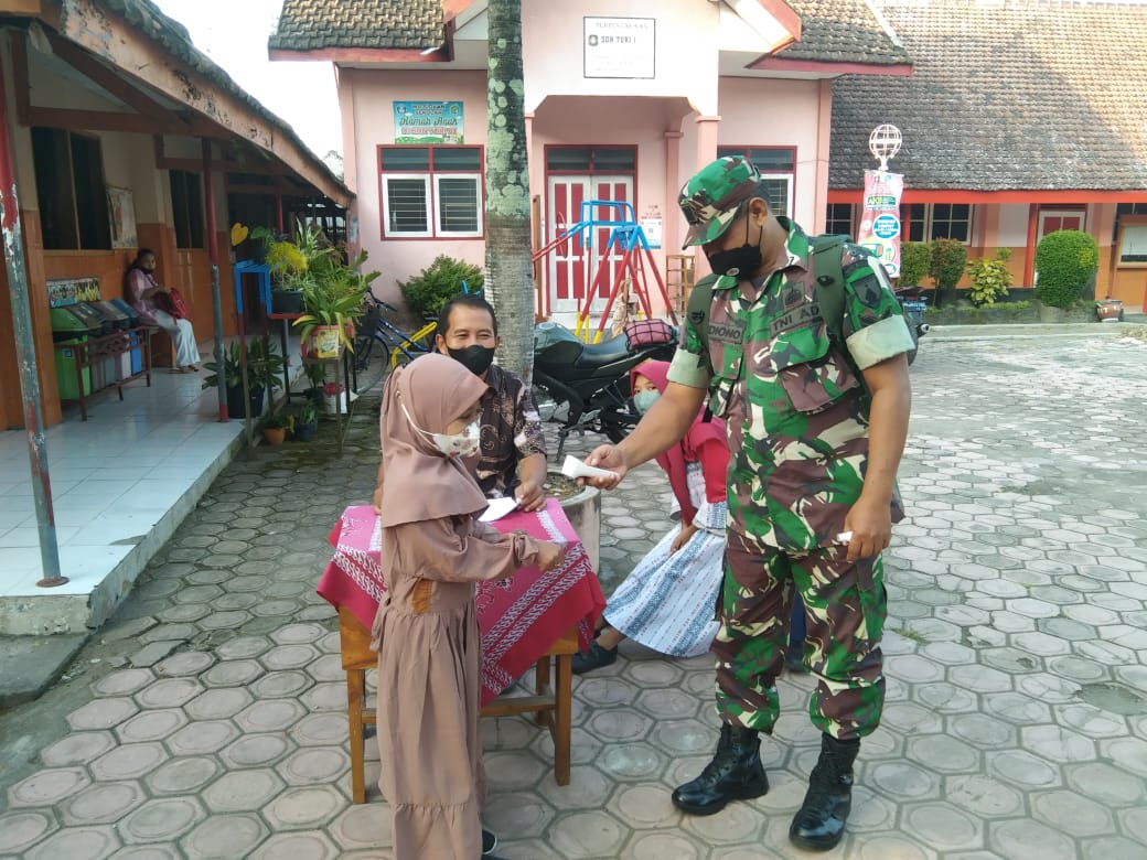 Babinsa Memantau Kegiatan PTM di SDN 3, Sabtu (16/04/2022), (Foto: V24/Madli)