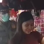 Polres Menghimbau Warga yang Sedang Belanja dari Belakang, Sabtu (16/04/2022), (Foto: V24/Madli)