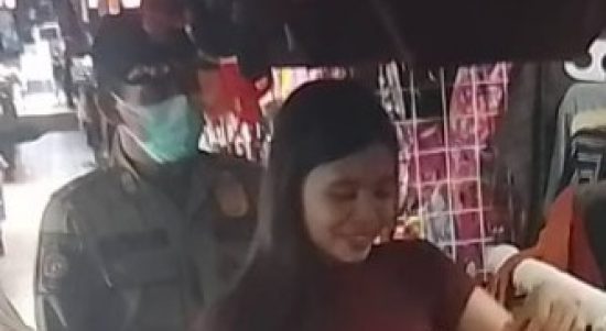 Polres Menghimbau Warga yang Sedang Belanja dari Belakang, Sabtu (16/04/2022), (Foto: V24/Madli)