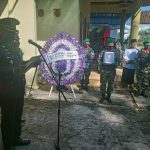 Prosesi Upacara Pemakaman Secara Militer Bertempat di Pemakaman Keluarga Dsn.Kembangan, Minggu (17/04/2022), (Foto: V24/Madli)
