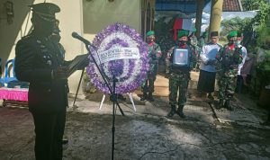 Prosesi Upacara Pemakaman Secara Militer Bertempat di Pemakaman Keluarga Dsn.Kembangan, Minggu (17/04/2022), (Foto: V24/Madli)