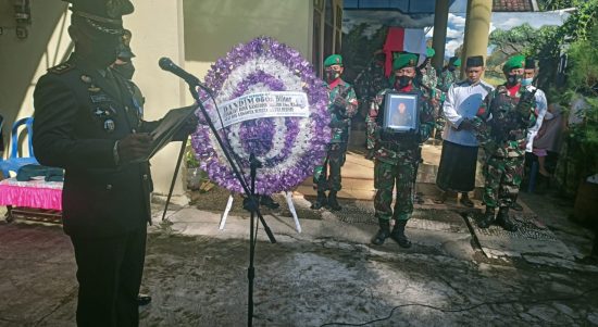 Prosesi Upacara Pemakaman Secara Militer Bertempat di Pemakaman Keluarga Dsn.Kembangan, Minggu (17/04/2022), (Foto: V24/Madli)