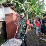 Babinsa Membantu Memperbaiki Rumah Ibu Suparmiati yang Rusak , Minggu (17/04/2022), (Foto: V24/Madli)