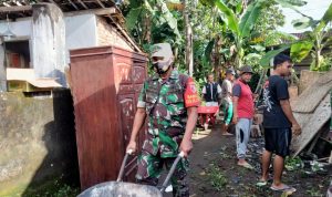 Babinsa Membantu Memperbaiki Rumah Ibu Suparmiati yang Rusak , Minggu (17/04/2022), (Foto: V24/Madli)