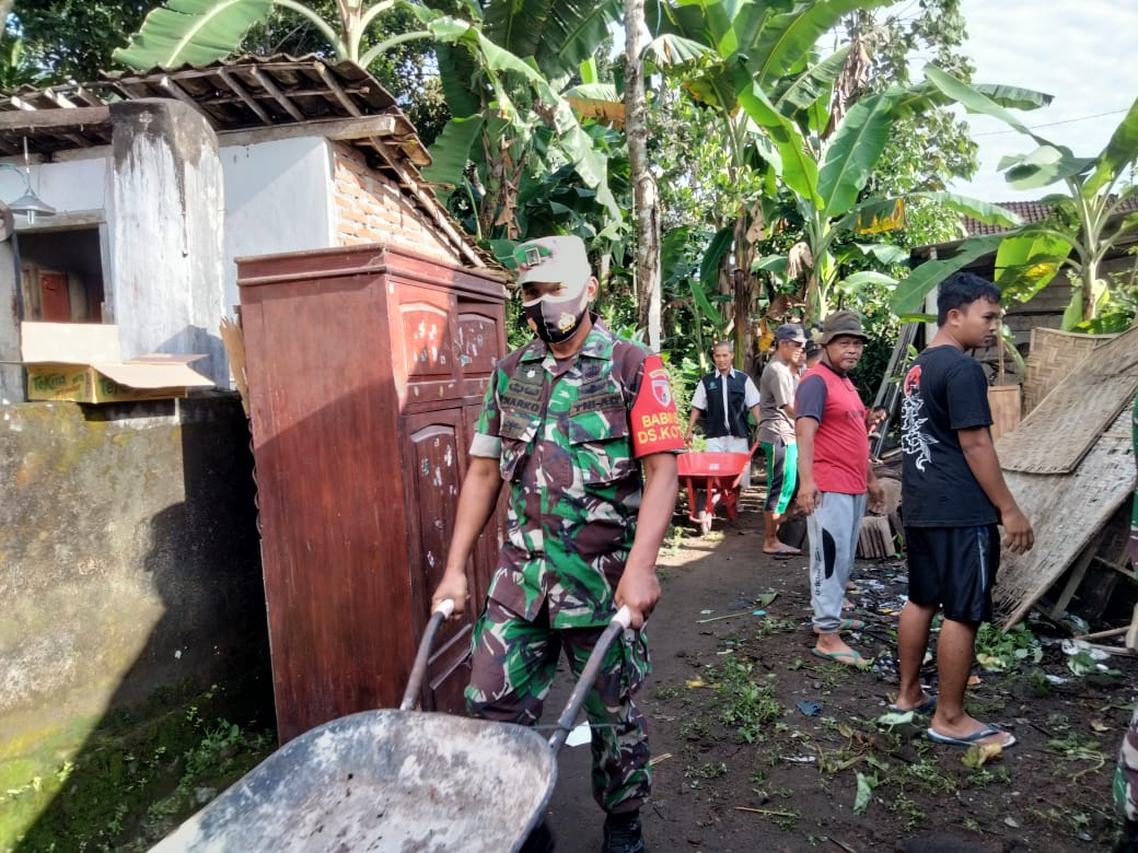 Babinsa Membantu Memperbaiki Rumah Ibu Suparmiati yang Rusak , Minggu (17/04/2022), (Foto: V24/Madli)
