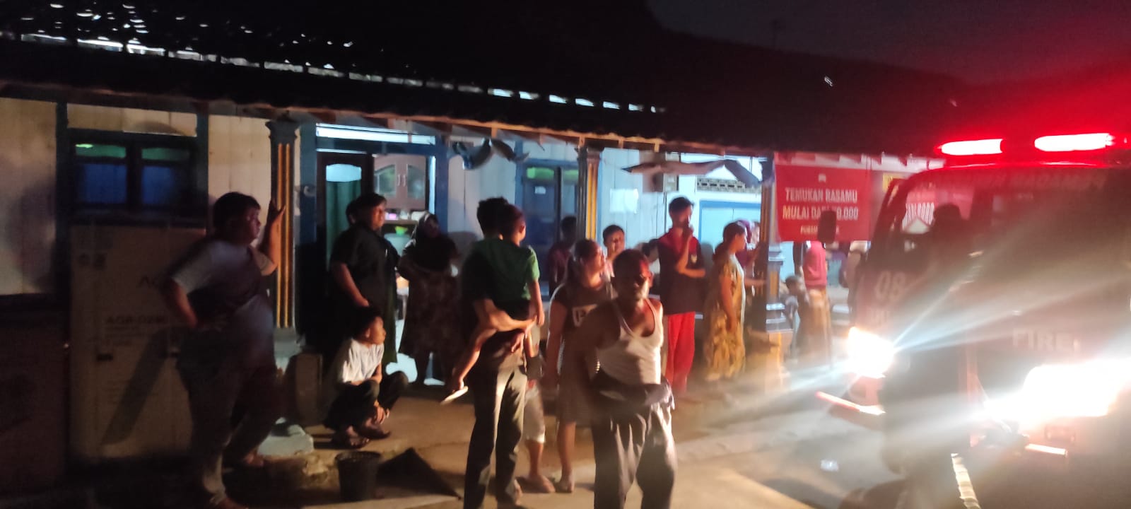 Kebakaran Tersebut Rumah Milik Suratin Mengalami Kerusakan Atap Rumah Bagian Belakang, Sabtu (16/04/2022), (Foto: V24/AL)