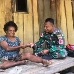Letty (55) Menyampaikan Ucapan Terimakasih Kepada Anggota Satgas Pamtas Yonif 126/KC, Minggu (17/04/2022), (Foto: V24/AL)