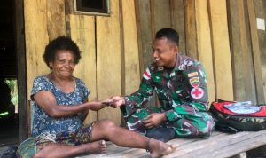 Letty (55) Menyampaikan Ucapan Terimakasih Kepada Anggota Satgas Pamtas Yonif 126/KC, Minggu (17/04/2022), (Foto: V24/AL)
