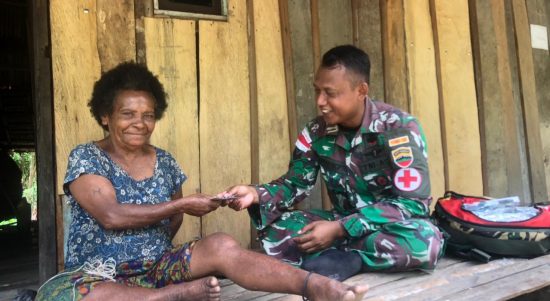 Letty (55) Menyampaikan Ucapan Terimakasih Kepada Anggota Satgas Pamtas Yonif 126/KC, Minggu (17/04/2022), (Foto: V24/AL)