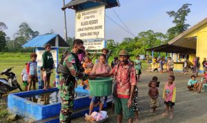 Yonif 711/Rks Merayakan Paskah Bersama Masyarakat di Gereja GKI Skofro, Senin (18/04/2022), (Foto: V24/AL)