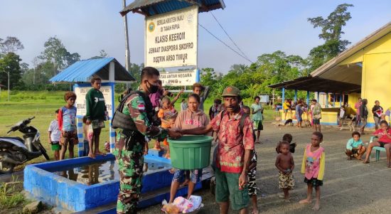 Yonif 711/Rks Merayakan Paskah Bersama Masyarakat di Gereja GKI Skofro, Senin (18/04/2022), (Foto: V24/AL)