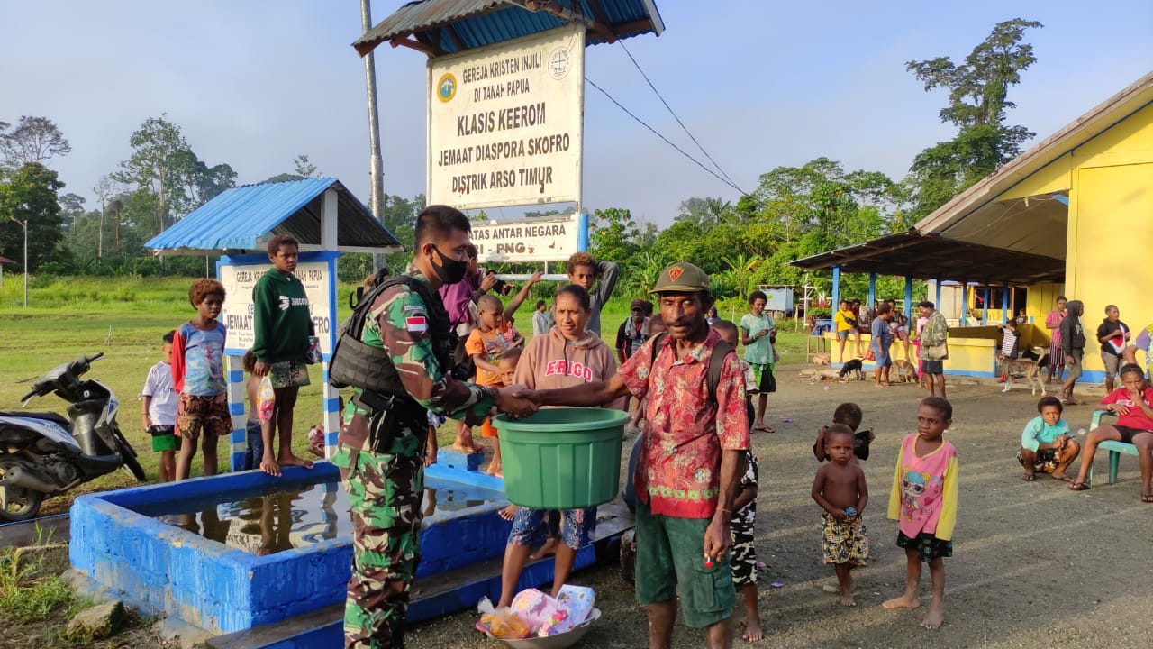 Yonif 711/Rks Merayakan Paskah Bersama Masyarakat di Gereja GKI Skofro, Senin (18/04/2022), (Foto: V24/AL)