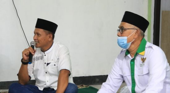 Dandim 0808/Blitar Bersama Baznas Kota Blitar Juga Memberikan Santunan Berupa Paket Sembako, Minggu (17/04/2022), (Foto: V24/Madli)