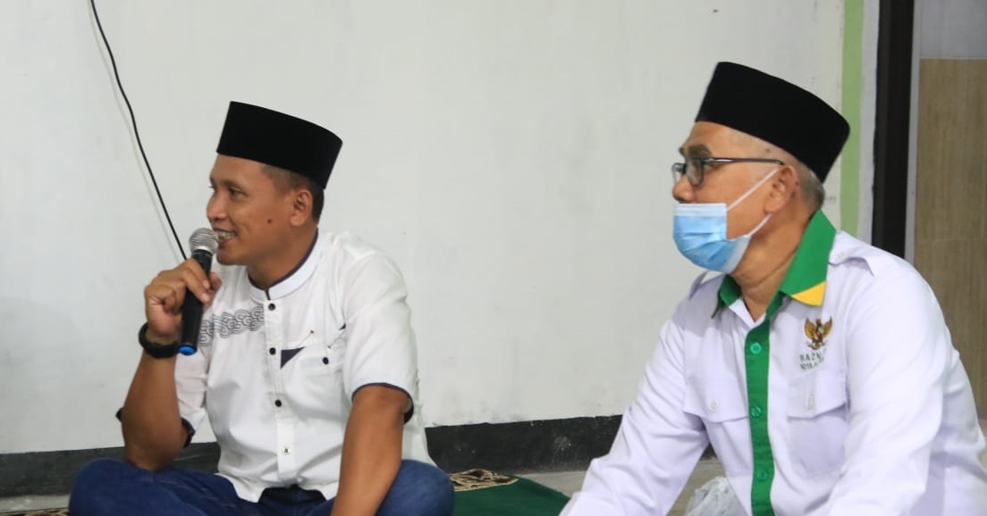 Dandim 0808/Blitar Bersama Baznas Kota Blitar Juga Memberikan Santunan Berupa Paket Sembako, Minggu (17/04/2022), (Foto: V24/Madli)