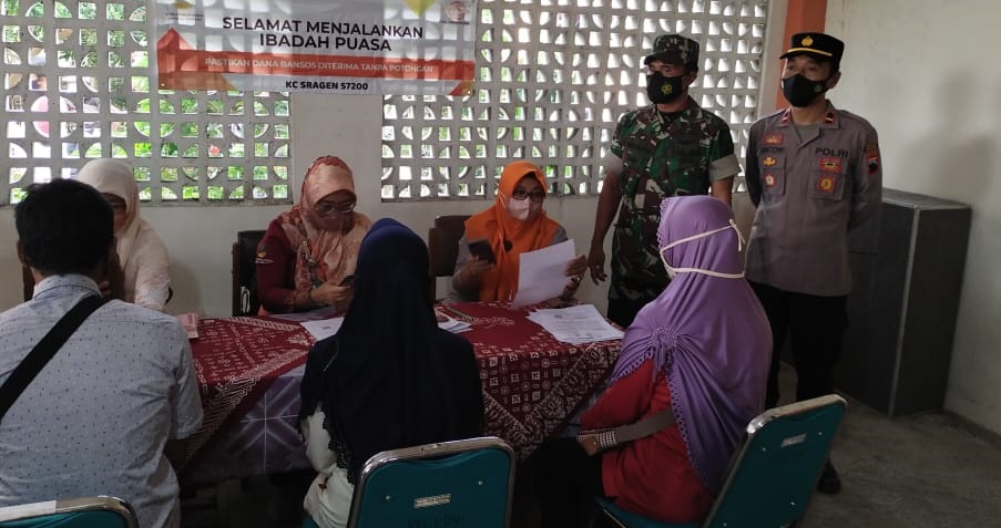Dinas Sosial Bersama dengan PT Pos Indonesia Membagikan Bantuan Senilai Rp 500 Ribu, Senin (18/04/2022), (Foto: V24/Amir)