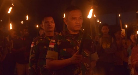 TNI Merayakan Paskas Dengan Meriah di Malam Hari dengan Warga Kampung Kumaf , Minggu (17/04/2022), (Foto: V24/AL)