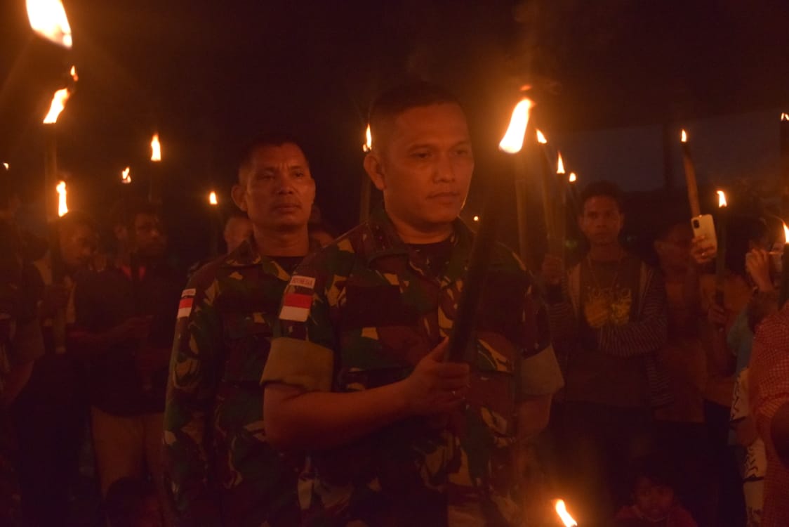 TNI Merayakan Paskas Dengan Meriah di Malam Hari dengan Warga Kampung Kumaf , Minggu (17/04/2022), (Foto: V24/AL)