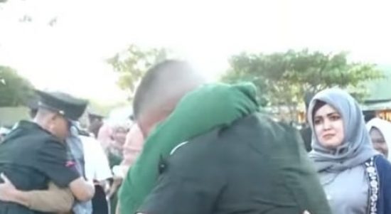 Tamtama Berjumpa dengan Keluarganya Setelah Mengabdi Kepada Bangsa, Senin (18/04/2022), (Foto: V24/AL)