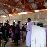 Satgas Pamtas RI-PNG Yonif 126/KC Melaksanakan Ibadah Sekaligus Bhakti Sosial, Senin (18/04/2022), (Foto: V24/AL)