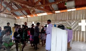 Satgas Pamtas RI-PNG Yonif 126/KC Melaksanakan Ibadah Sekaligus Bhakti Sosial, Senin (18/04/2022), (Foto: V24/AL)