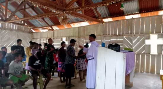 Satgas Pamtas RI-PNG Yonif 126/KC Melaksanakan Ibadah Sekaligus Bhakti Sosial, Senin (18/04/2022), (Foto: V24/AL)