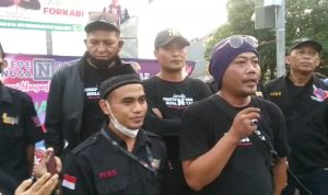 Pimpinan Redaksi Independen Nusantara Samsuri yang Didampingi Pimpinan Perusahaan Alef Fatulloh, Senin (18/04/2022), (Foto: V24/AL)
